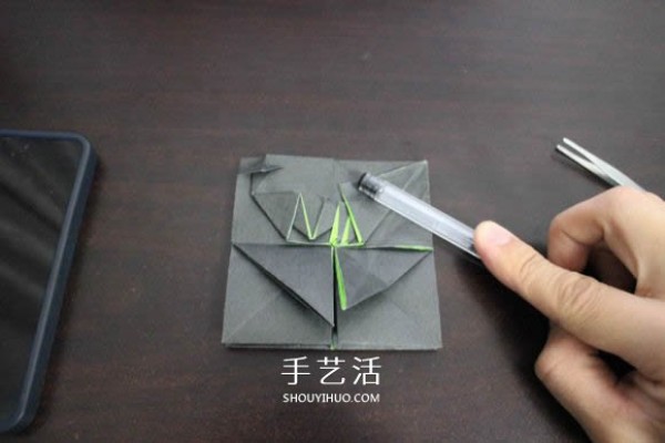 Illustrations of how to fold the NIKE logo using the origami method