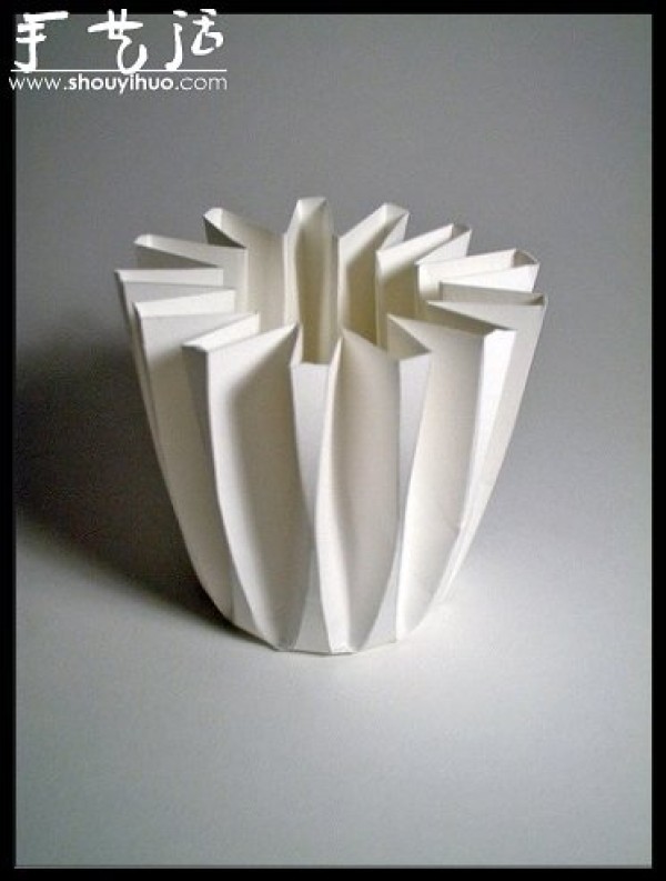 Appreciation of geometric three-dimensional origami works