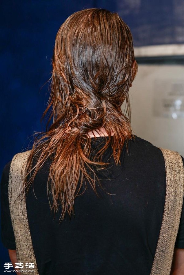 Wet hair can be sexy or smart, the wet hair trend is the most popular on the show in recent years