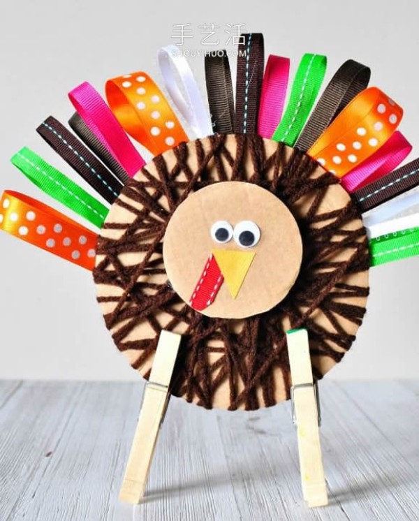 A simple tutorial on how to make a turkey from corrugated cardboard