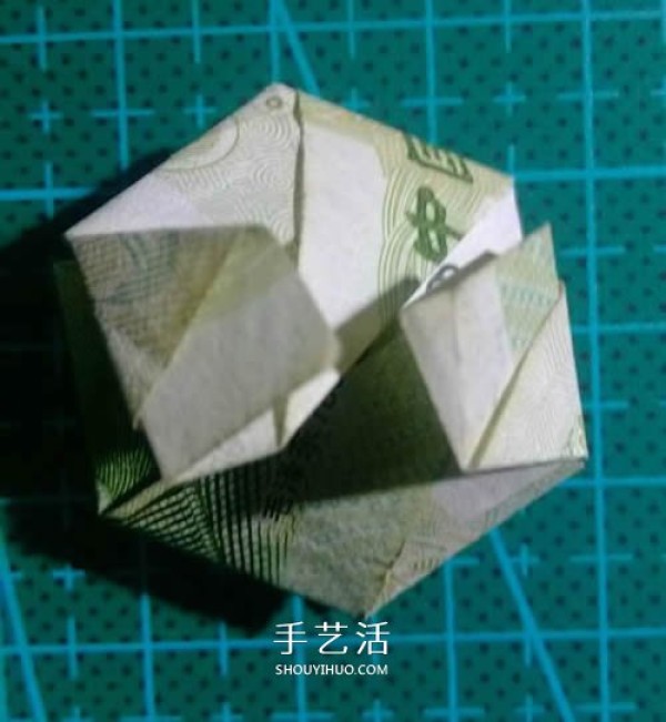 Illustration of the folding method of the hexagonal badge, origami hexagonal badge with one yuan bill