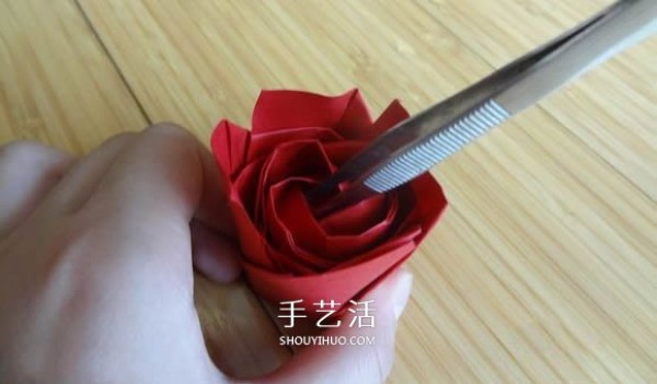 Represents beauty and love! Step by step illustration of handmade origami roses