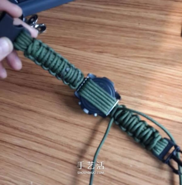 An illustrated tutorial on the method of weaving a watch strap, the process of weaving a watch strap with handmade paracord