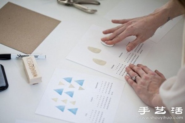 Use the rubber stamp principle to DIY a beautiful and fresh calendar by hand