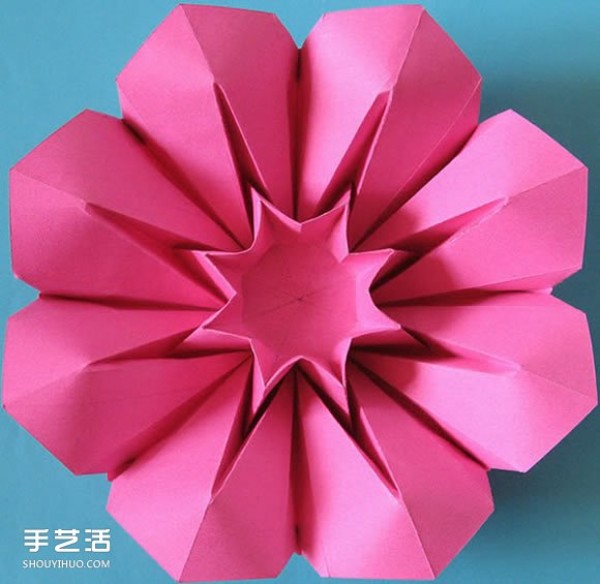 Three methods of origami with an eight-petaled flower, illustrated with a step-by-step diagram of the folding of an eight-petaled flower