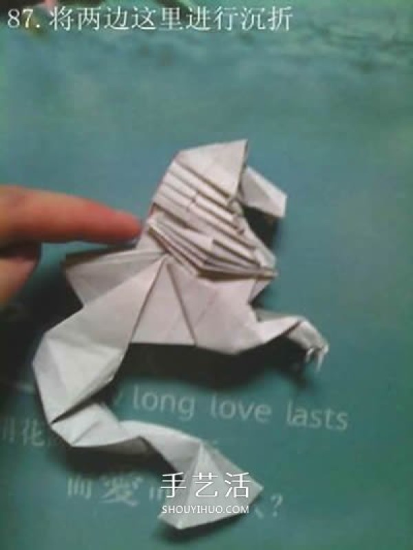 Super multi-step origami tutorial! Illustration of the origami method of a beautiful seahorse