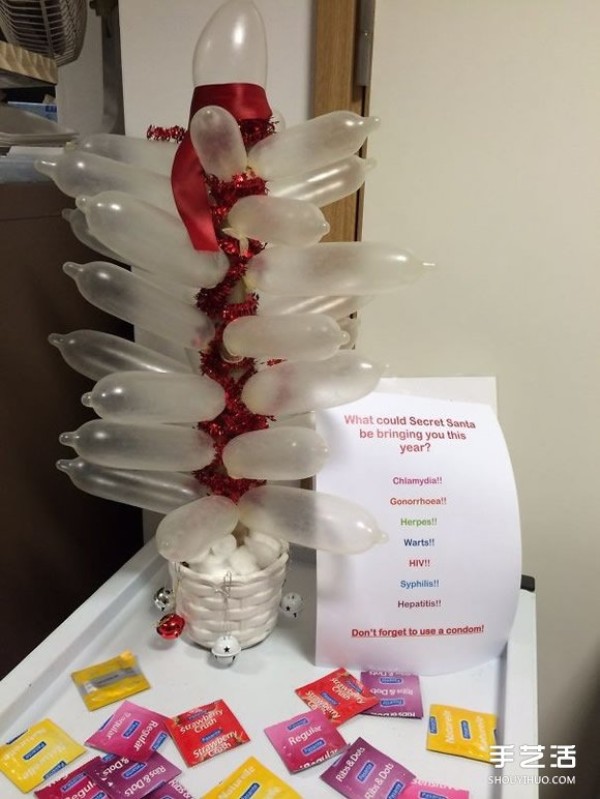 Hospital Christmas decorations use condoms to make a Christmas tree! 