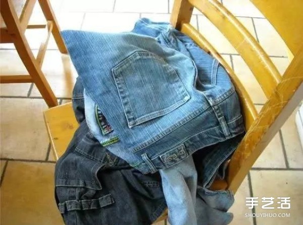 Make a grocery shopping tote bag with a crossed old jeans and transform it into a grocery shopping bag