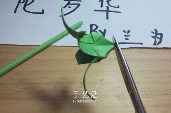 Illustration of folding method of Mandala flower, how to fold white Bana flower by hand