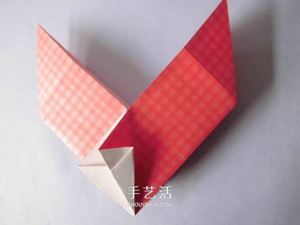 Illustration of how to fold a love flower arrangement, a simple heart-shaped origami with a vase