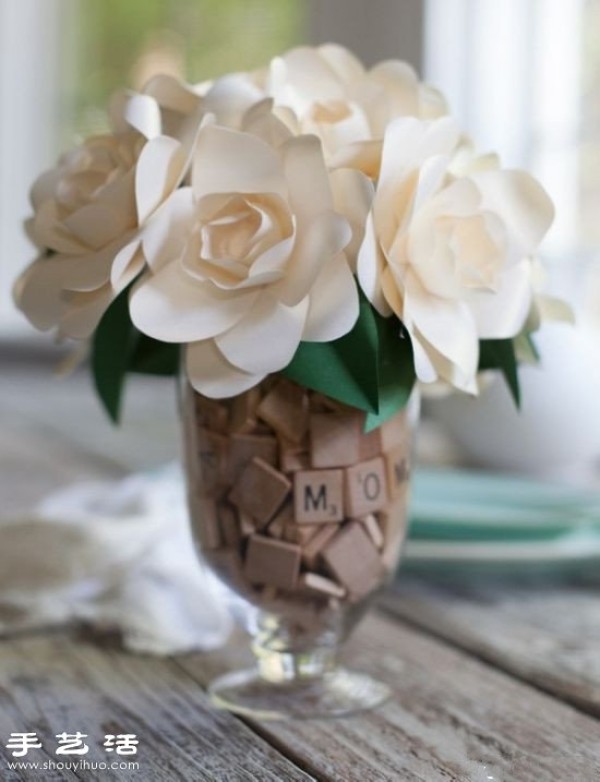 Illustrated tutorial on handmade gardenias made from cardboard