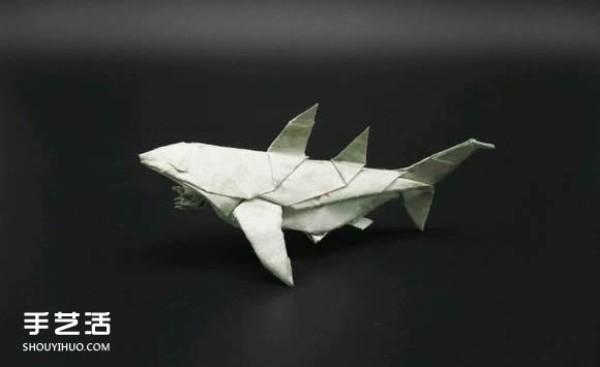 Super complex origami shark illustration, detailed steps for folding a three-dimensional shark