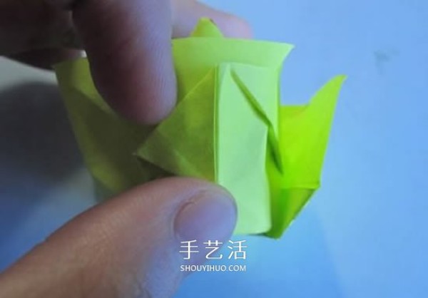 The origami illustration of the original paper rose is very detailed