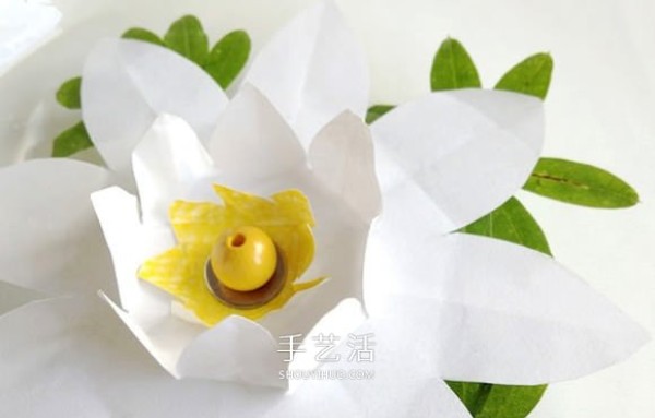 Illustration of how to make beautiful paper lotus from lotus blooming in water