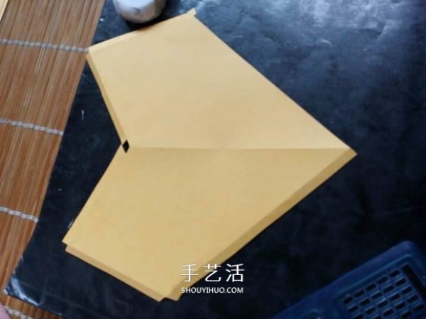 How to use cardboard to make a three-dimensional five-pointed star. Illustration of the folding method