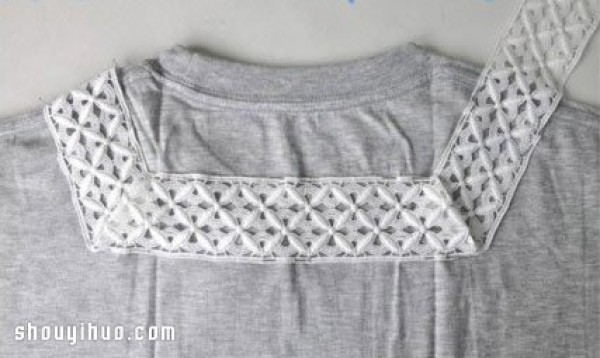 Old cotton T-shirts are handmade into DIY lace collar sleeveless shirts