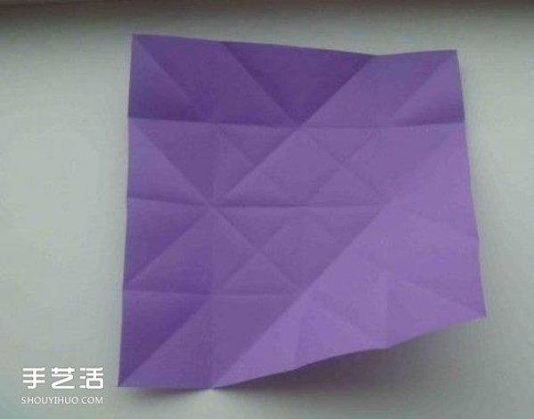 Illustration of the folding method of a small geometric gift box and the steps of hand-made origami candy box