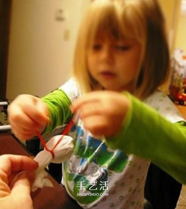 How to make ghost lollipops for toddlers, a simple Halloween lollipop DIY