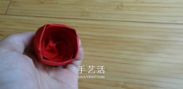 Represents beauty and love! Step-by-step illustration of handmade origami roses