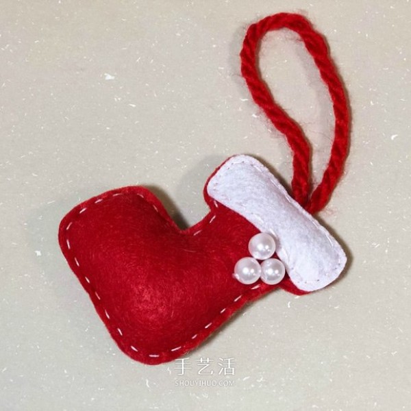 Illustrations of super cute handmade Christmas tree pendants made of non-woven fabrics