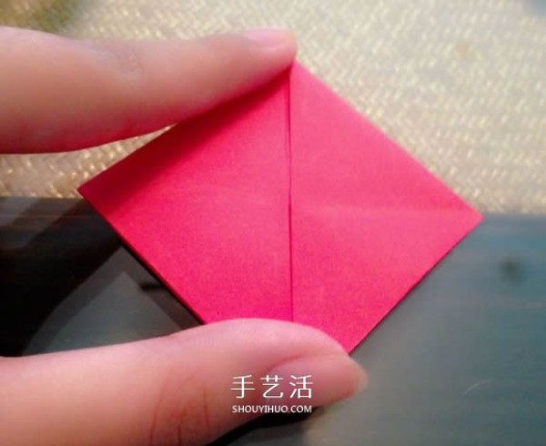 How to fold a heart with a happy heart, origami with an illustrated tutorial of "heart in full bloom" border="0" width="580" height="609 " src="https://img.111diy.com/timthumb.php?src=/d/file/20220112/rfg3y5yk3xg.jpg" /></p>
<p>Fold the two triangles on the left and right inward, and press down to form a double triangle. </p>
<p align="center"><img alt="How to fold an elated heart origami heart Illustrated tutorial"  alt=