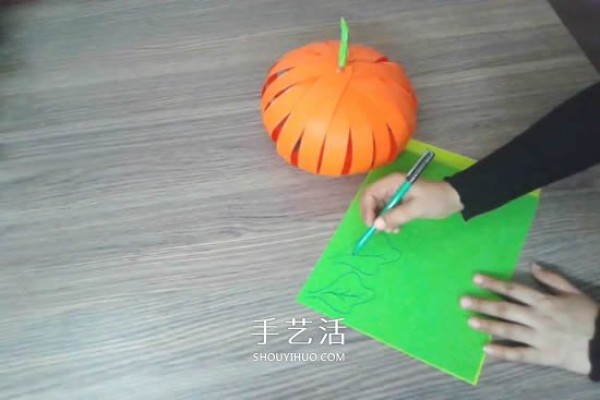 Illustrated tutorial on how to make Halloween pumpkin decorative packaging