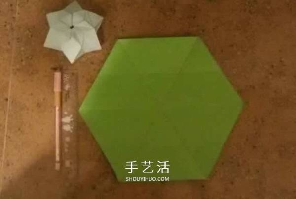 How to fold beautiful paper flowers, step-by-step illustration of hand-made origami six-pointed star flower