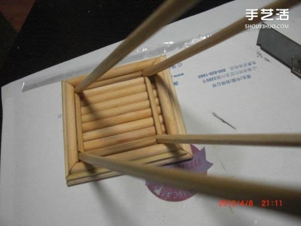 A detailed illustrated tutorial on making a model of the Eiffel Tower using chopsticks and bamboo skewers