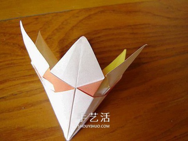 A piece of paper to fold a lily, a simple and beautiful lily origami