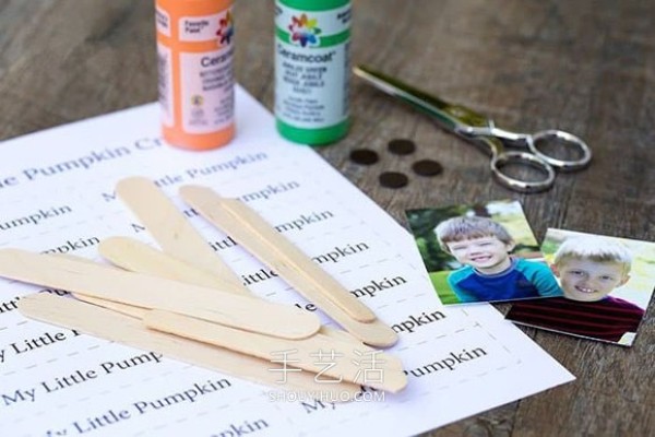 Tutorial on how to make a Halloween pumpkin photo frame with ice cream sticks