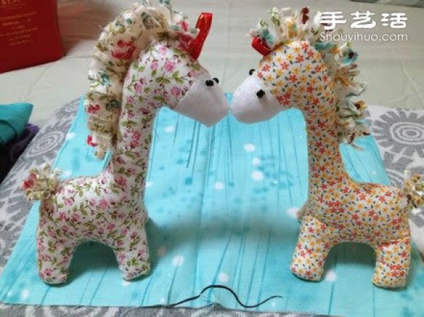 Illustrated Tutorial on Handmade Fabric Pony Toys