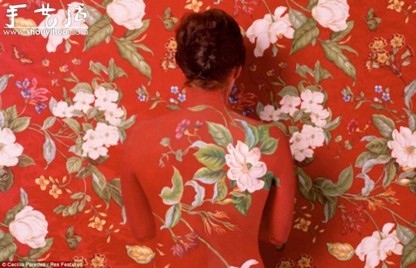 Body painting disappearing among the flowers