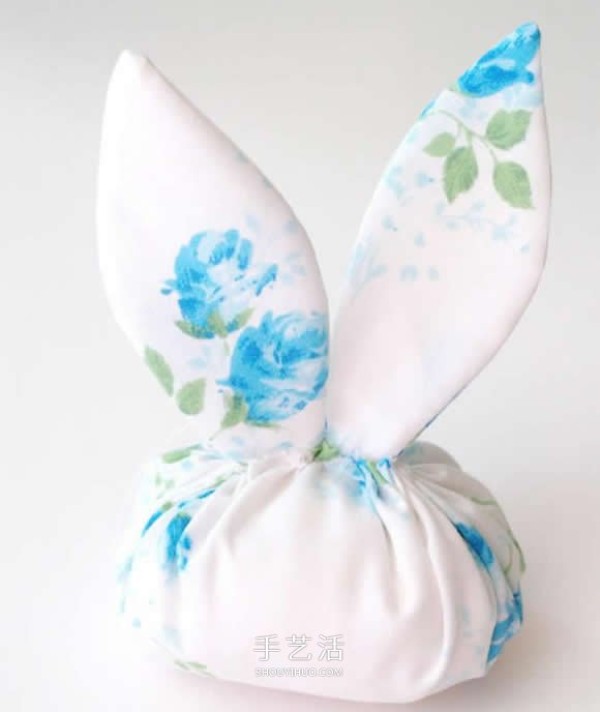 Illustration of how to make cute roly-poly rabbits by hand using non-woven fabrics