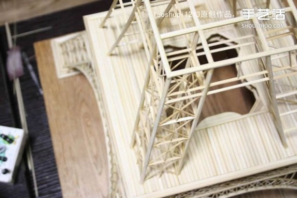 A detailed illustrated tutorial on making a model of the Eiffel Tower using chopsticks and bamboo skewers