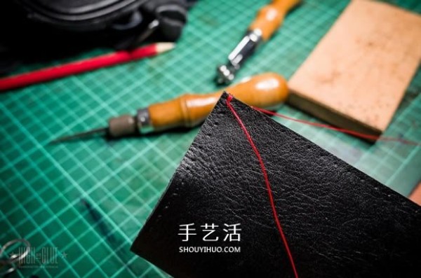 Old leather bags are transformed into fashionable mobile phone cases. Old leather bags are transformed into treasures into mobile phone cases