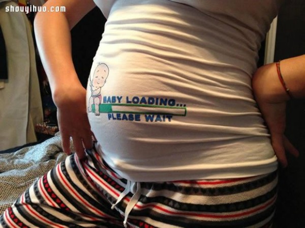 Fun T-shirt for pregnant women: Please wait patiently while downloading the baby!