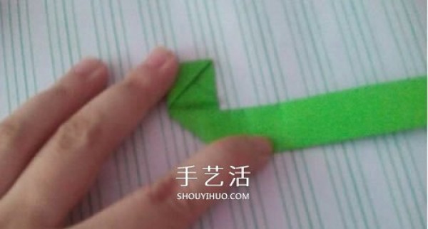 An illustrated tutorial on how to fold a paper ring. Origami rings are simple and cute