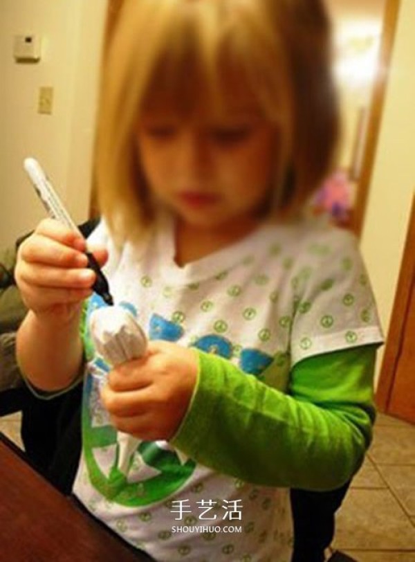 How to make ghost lollipops for toddlers, a simple Halloween lollipop DIY