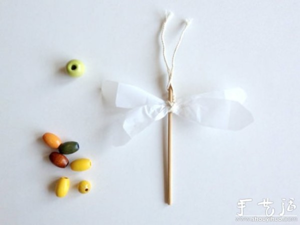 Disposable spoon waste is used to make DIY insect toys