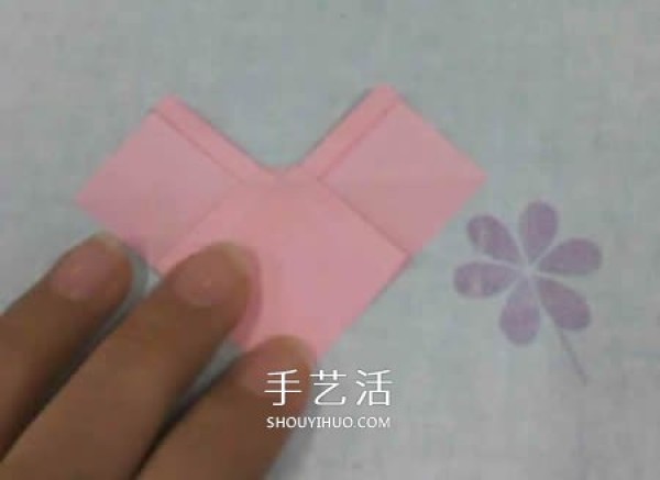 The folding method of the square packaging box with lid also includes the bow tie on the lid