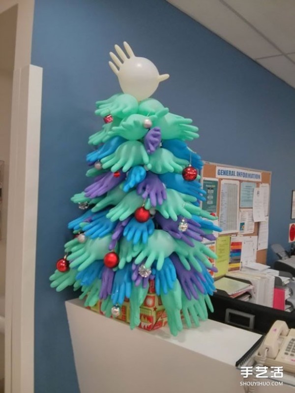 Hospital Christmas decorations use condoms to make a Christmas tree! 