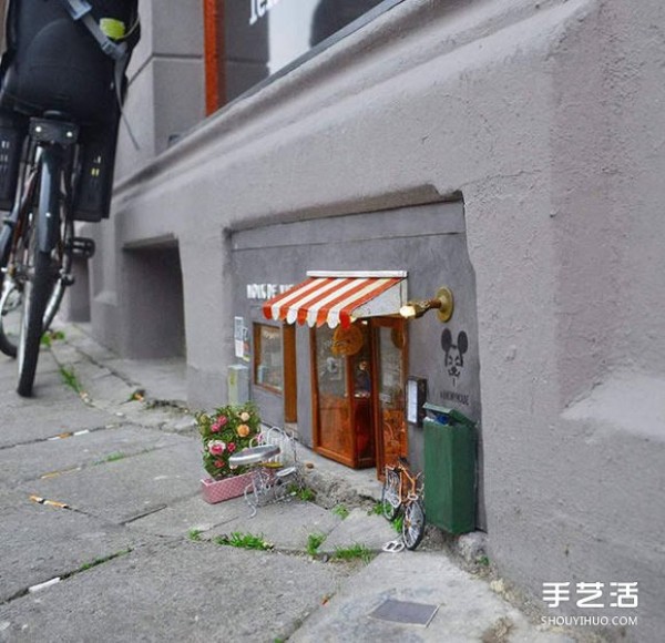 The mini shop model on the street makes people feel warm in the heart