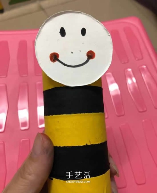 Use waste toilet paper tubes and paper cups to make a cute little bee