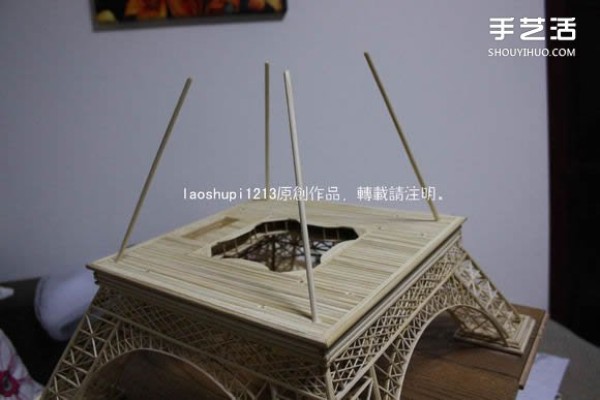 A detailed illustrated tutorial on making a model of the Eiffel Tower using chopsticks and bamboo skewers