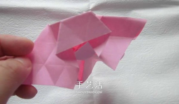 Illustration of how to fold a beautiful straw hat. Steps to make an origami flower straw hat.