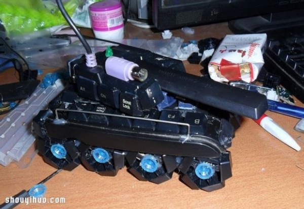 Illustrated tutorial on using discarded keyboard waste to DIY a tank model