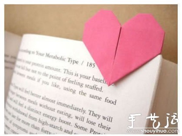 Tutorial on origami heart-shaped bookmarks