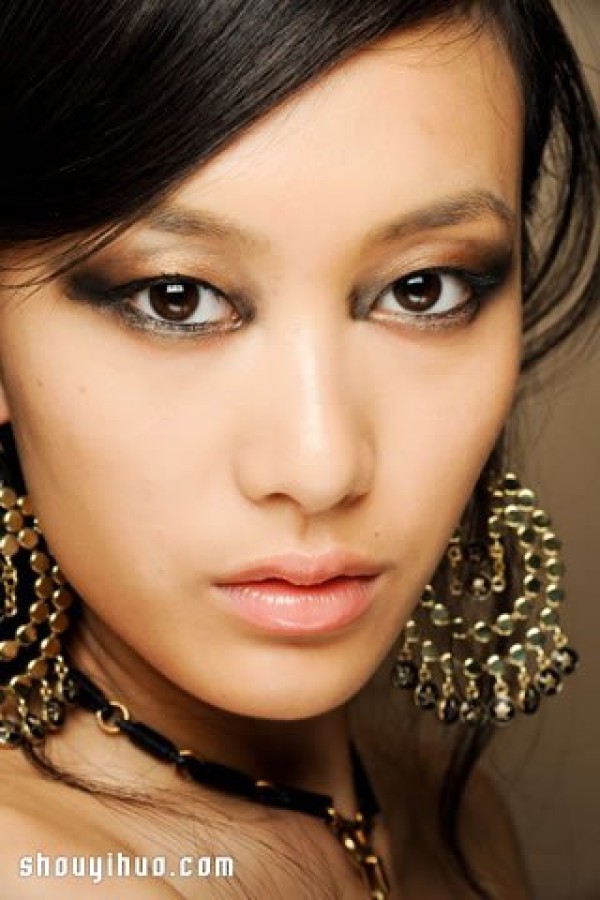 Year-end party must-haves: bold and eye-catching metallic eye makeup