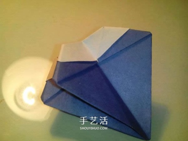 Illustration of how to fold a five-pointed star box.How to fold an origami five-pointed star box