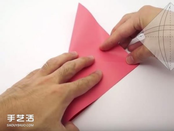 Pictures of how to fold an envelope with a heart and a heart-shaped stationery and illustrations of how to fold a love letter